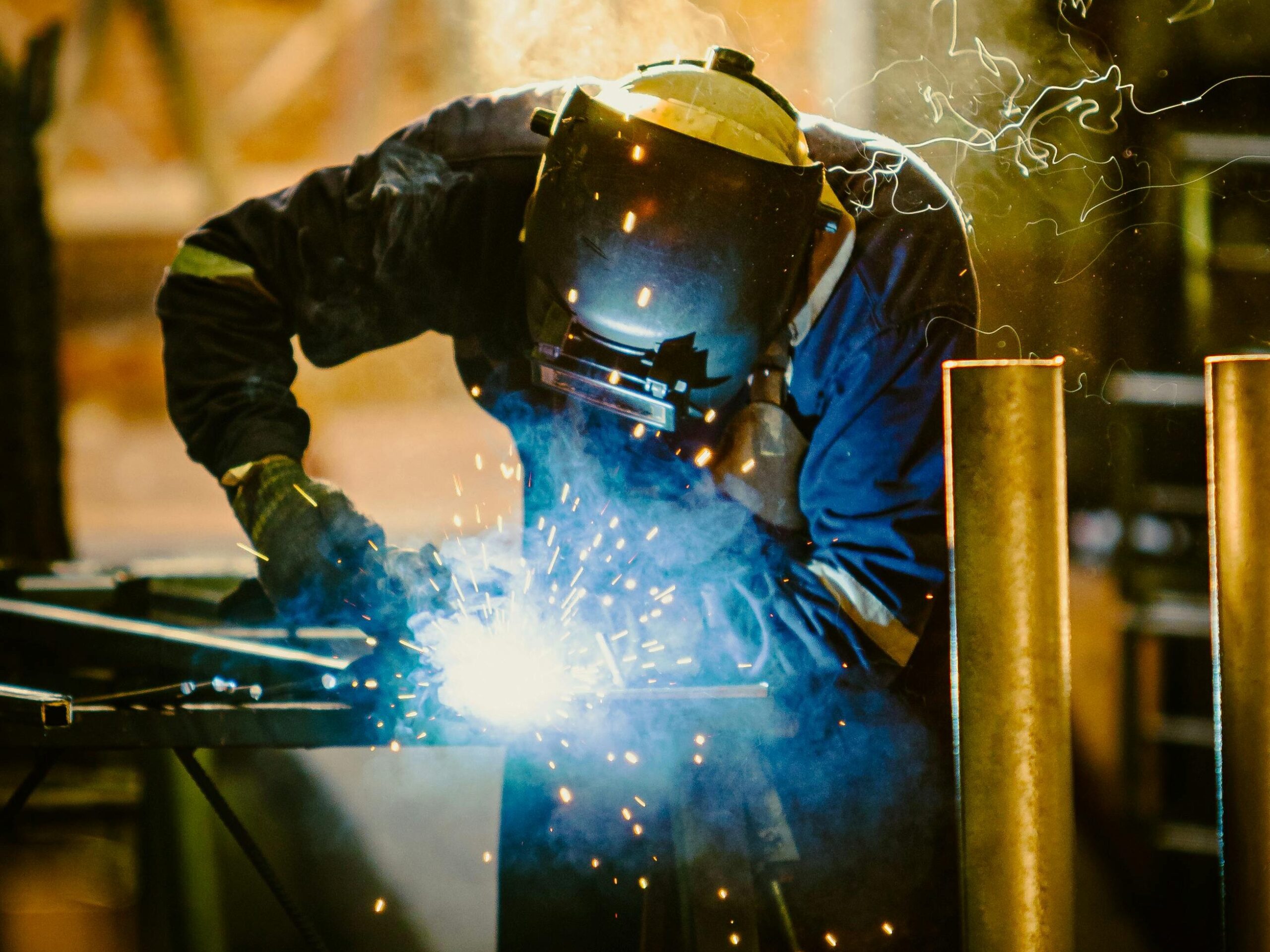 Z 世代給傳產的一封回信:我們不是不努力,而是重新定義努力 Welding Pexels 上由 Gabriel Rissi 拍攝的相片 Edited Scaled
